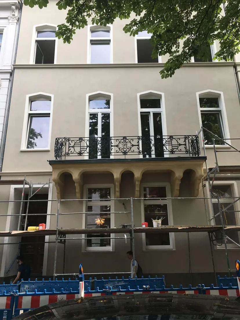 Detailreiche Fassadensanierung an einer Schmuckfassade
